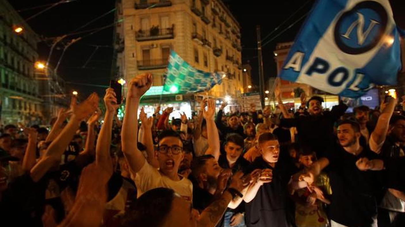 Festa a Napoli, in migliaia sul lungomare