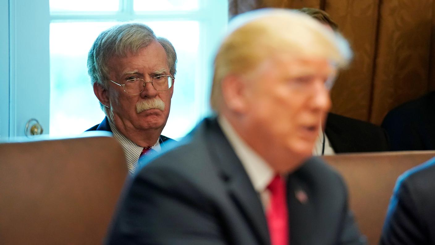 John Bolton mentre ascolta Donald Trump durante una riunione alla Casa Bianca nel 2018
