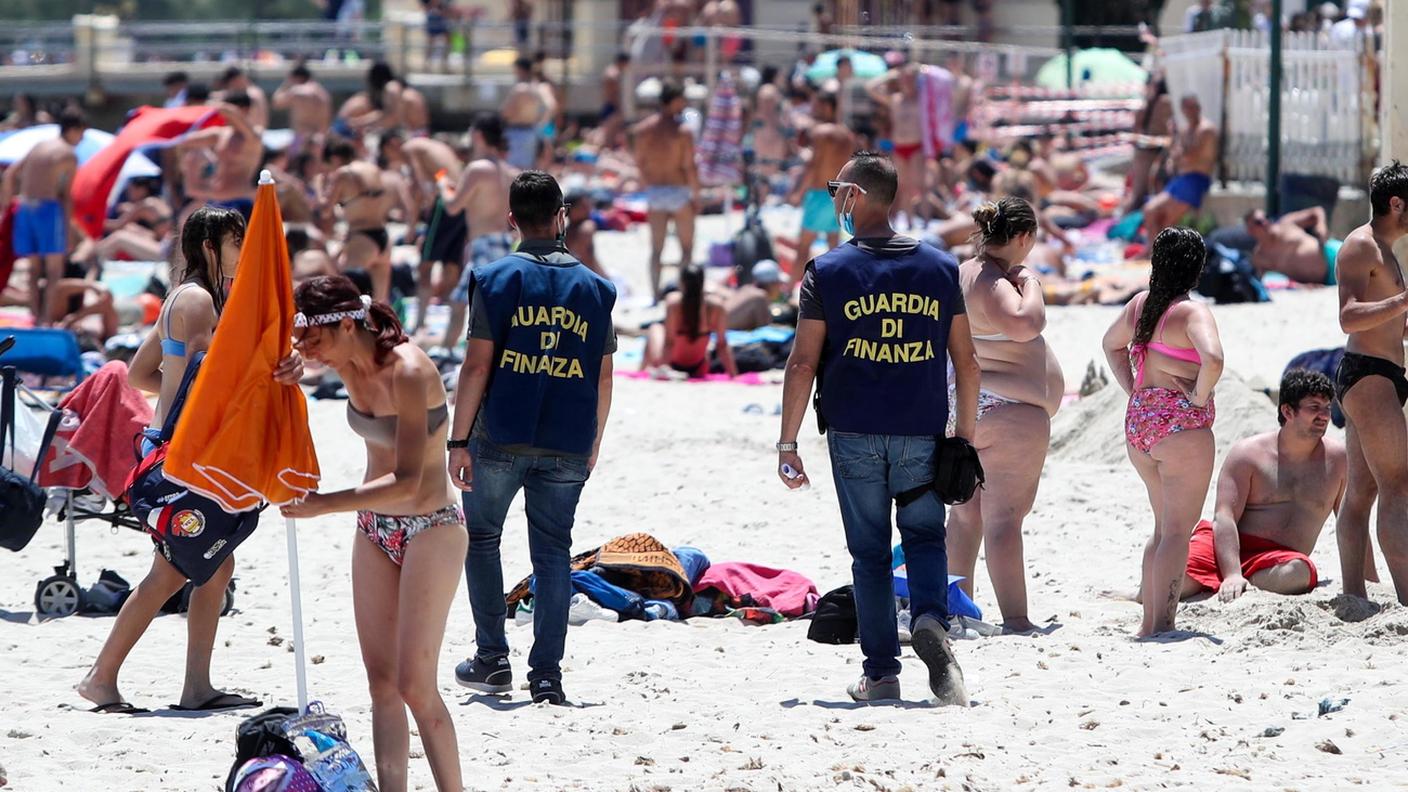 Controlli anticoronavirus sulla spiaggia di Mondello a Palermo
