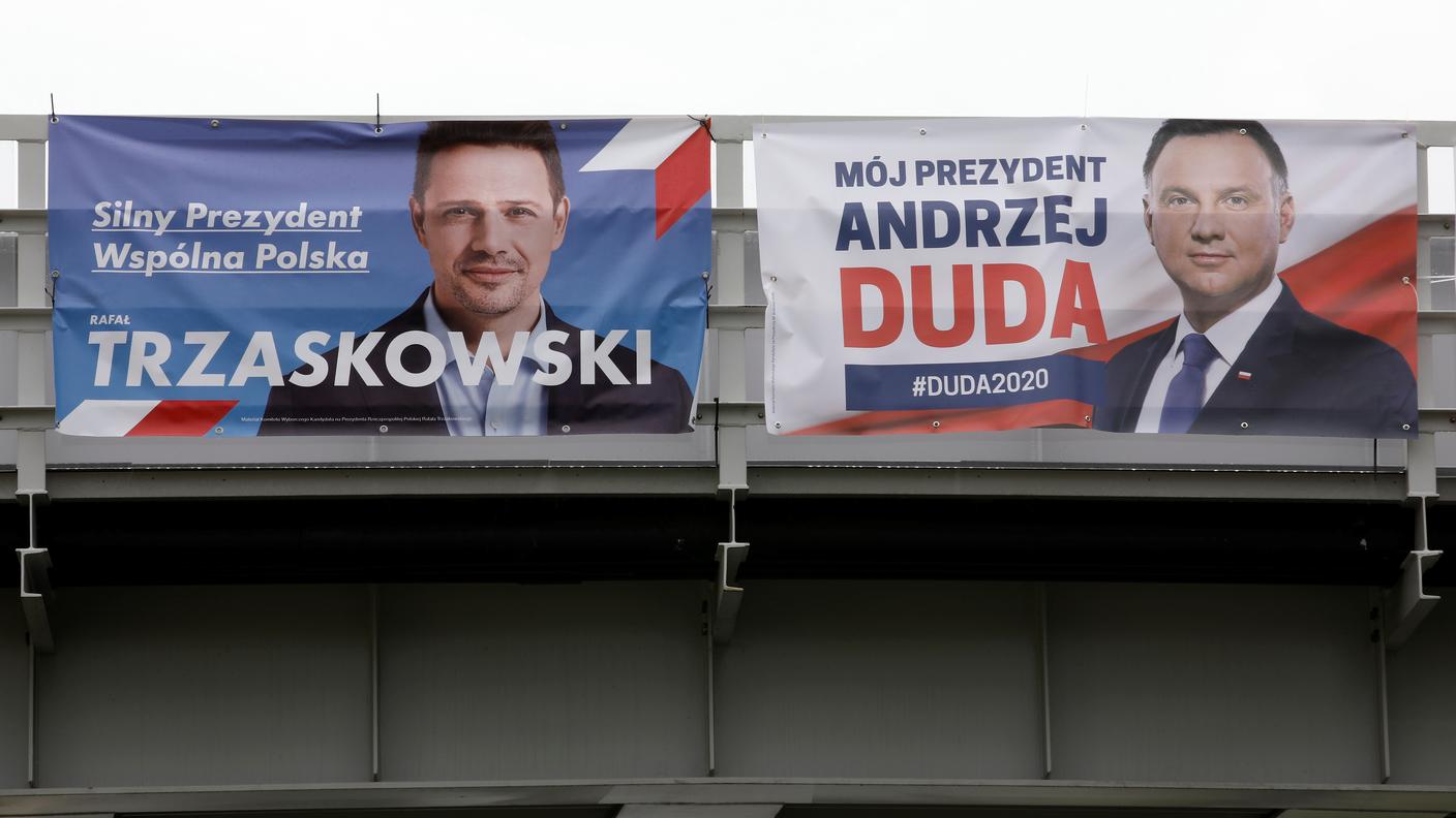 I manifesti elettorali dei due candidati in testa alle preferenze