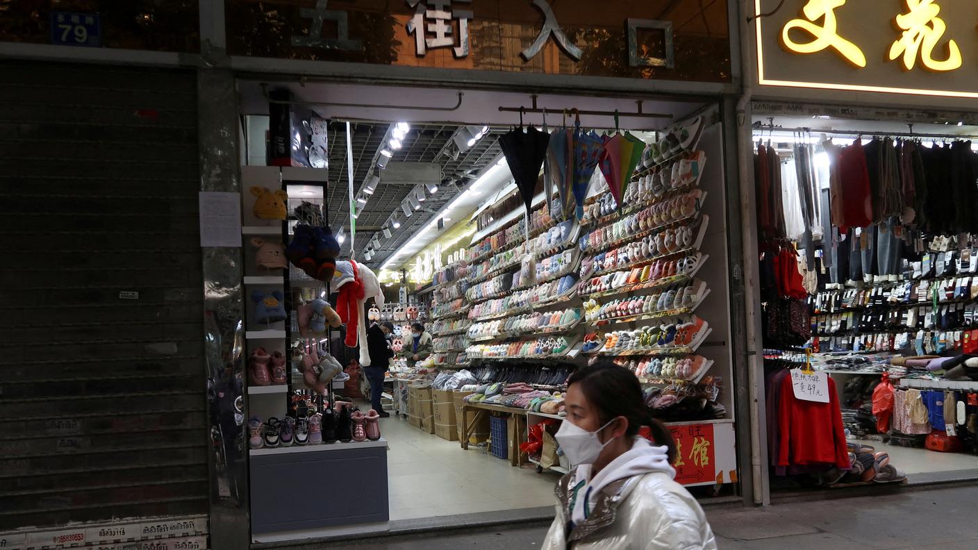 Il mercato di Wuhan ha giocato "un ruolo fondamentale" nell'origine del virus, sostiene la presidente del gruppo di esperti