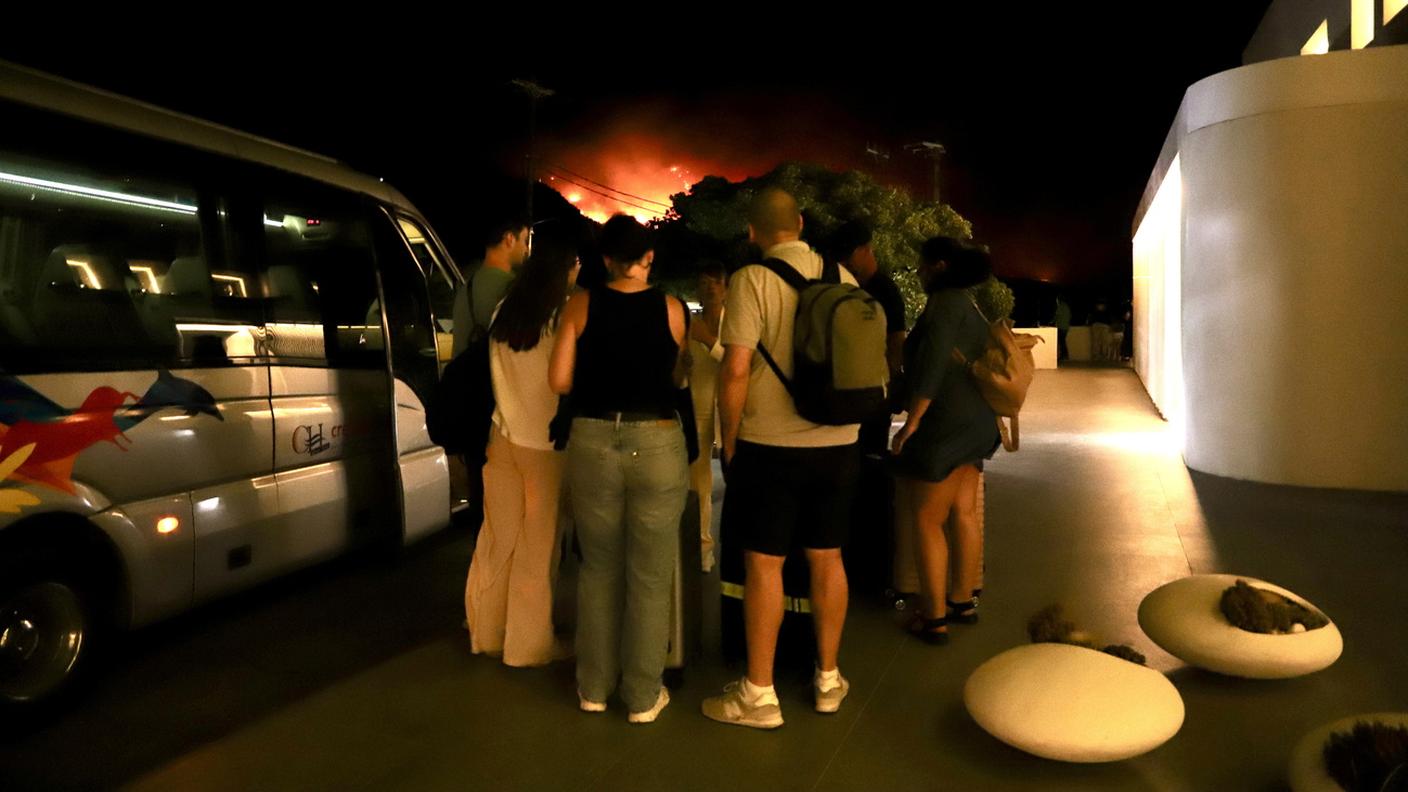 Turisti che mercoledì sera hanno dovuto lasciare il loro albergo a causa degli incendi