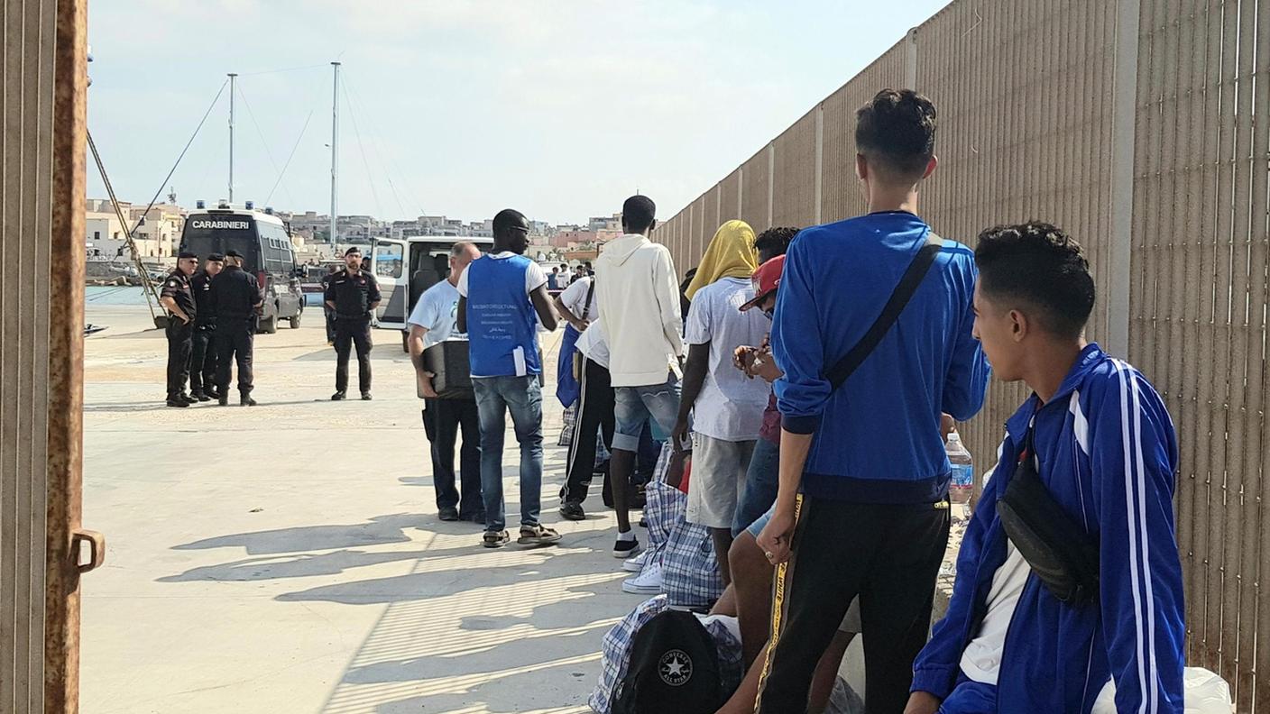 Sbarchi e fughe di migranti sull'isola di Lampedusa