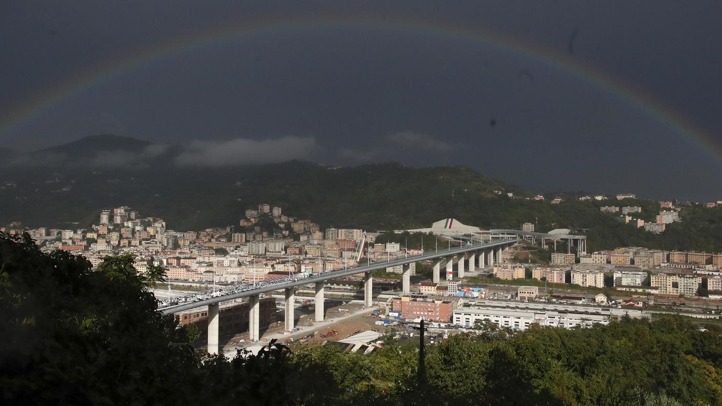 Iniziata sotto una pioggia battente, la cerimonia è poi stata "baciata" da un arcobaleno