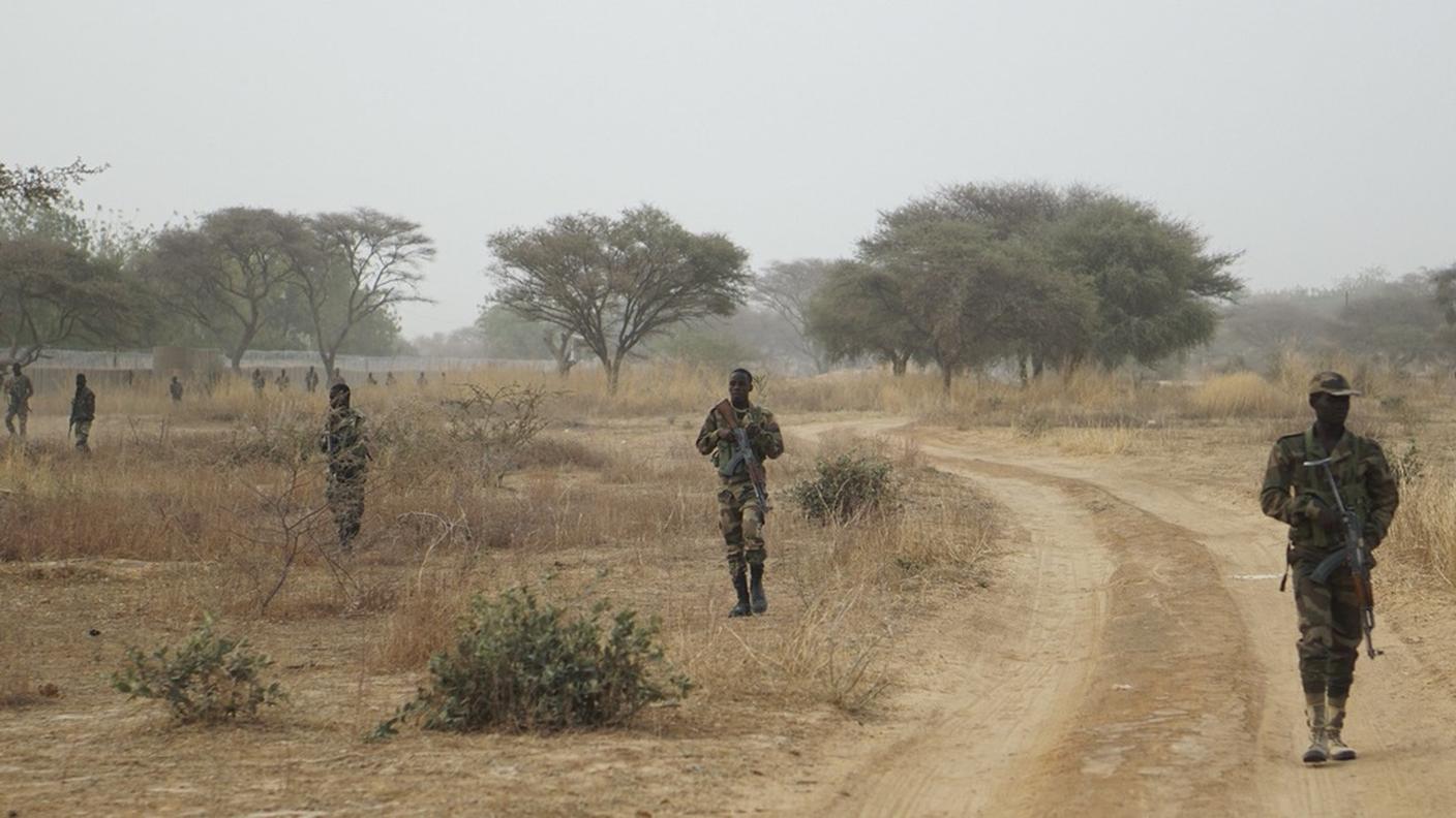 I soldati nigeriani stanno perlustrando la zona dell'attacco