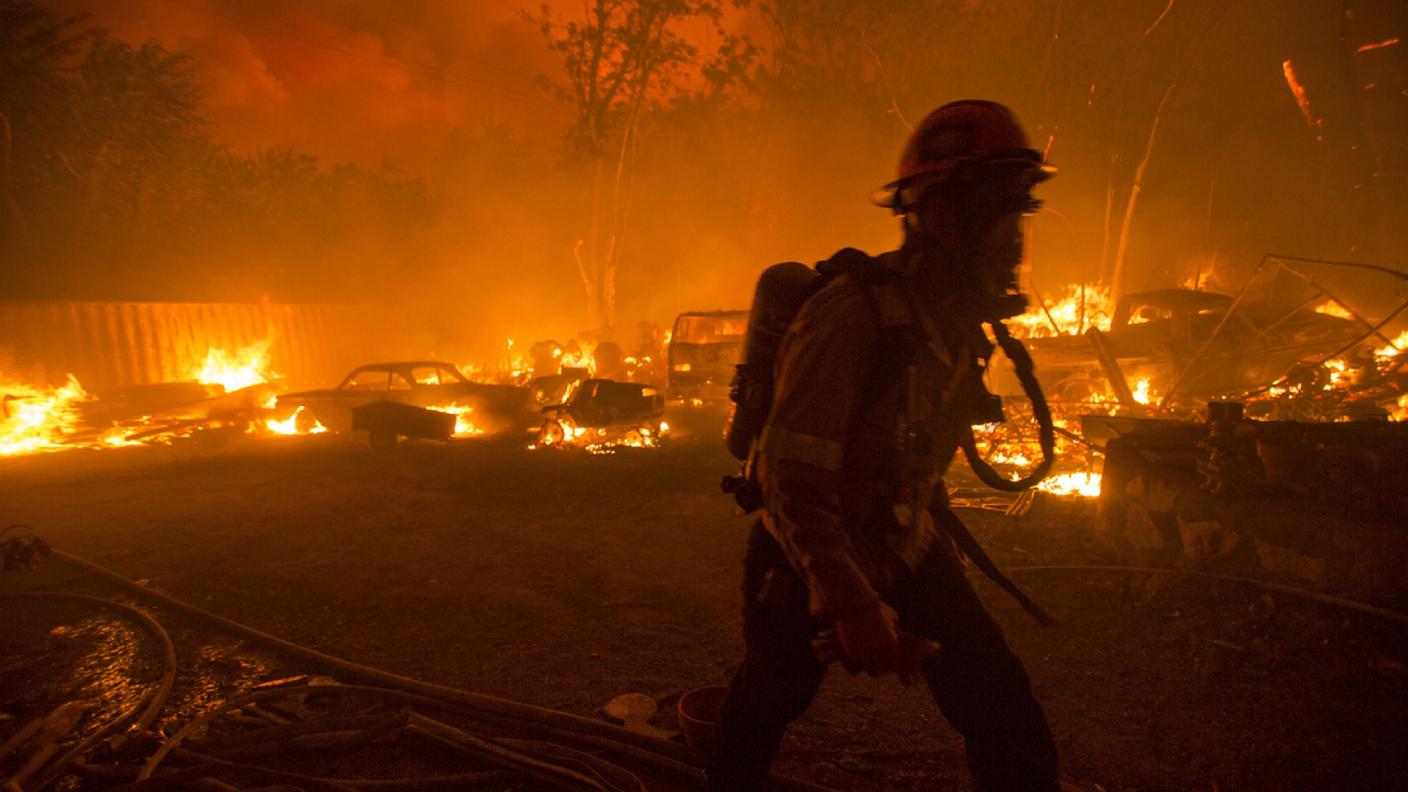 Il caldo contribuisce a scatenare gli incendi e induce le autorità a programmare blackout