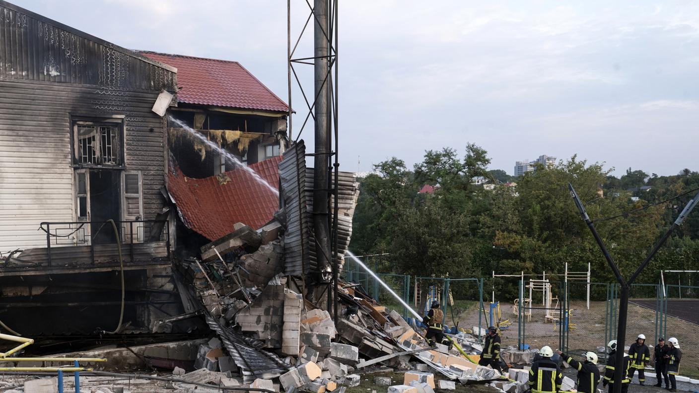 I danni di un missile russo ad un edificio civile a Kiev