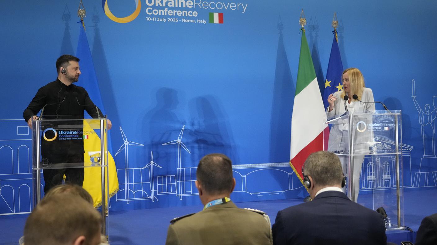 Volodymyr Zelensky e Giorgia Meloni durante la Conferenza