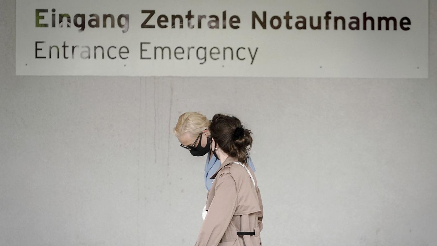 La moglie di Navalny in un'immagine scattata oggi all'ospedale Charité di Berlino