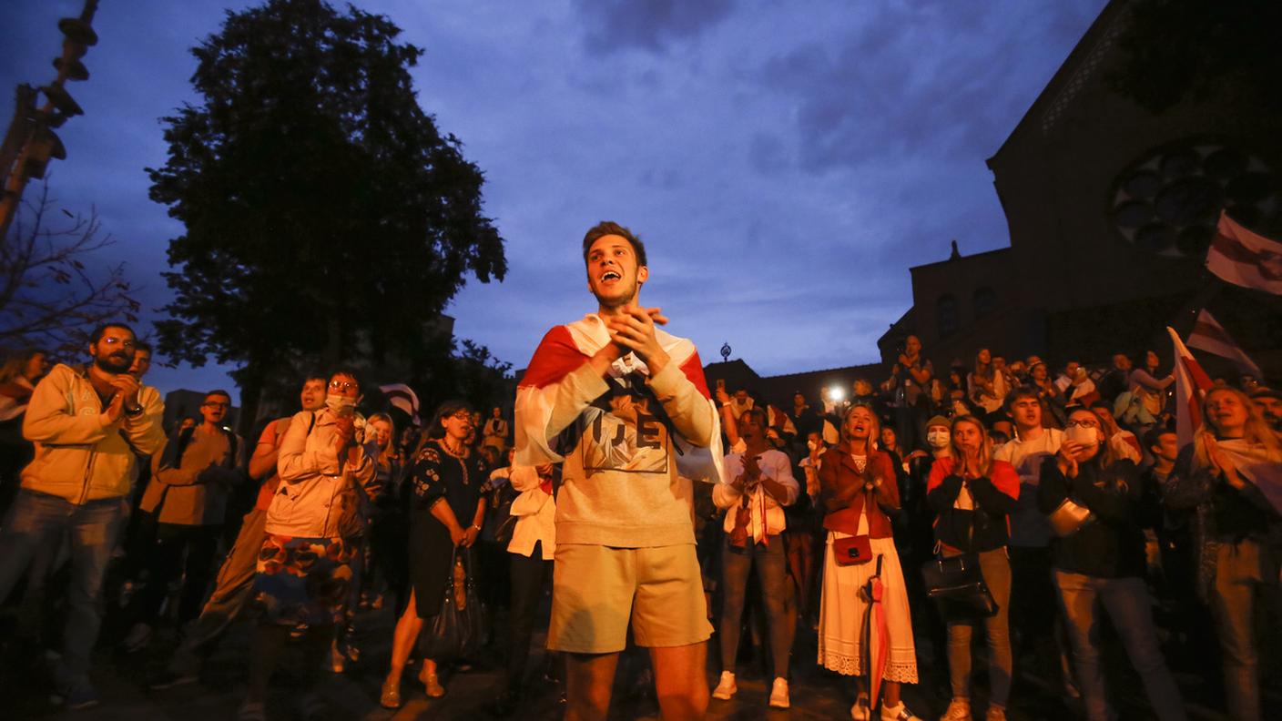 Oppositori del regime di Lukashenko in piazza a Minsk