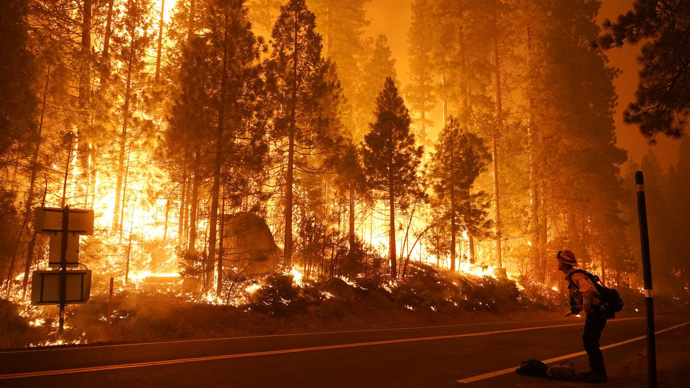 Sono 15'000 i pompieri alle prese con gli incendi devastanti