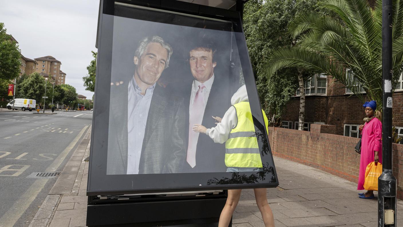 A Londra attivisti hanno affisso un manifesto con una foto d'epoca di Epstein e Trump vicino all'ambasciata USA
