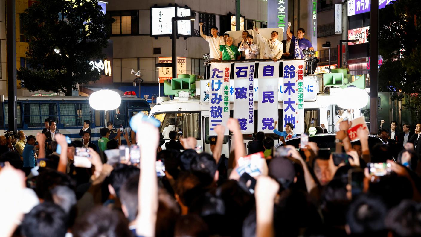 Il primo ministro Ishiba su un carro del suo partito, il Liberal Democratic Party, durante la campagna per la Camera alta