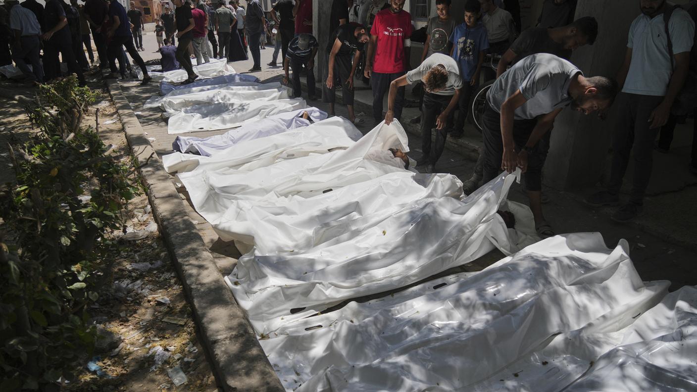 I corpi dei palestinesi uccisi mentre cercavano di accedere ai camion di aiuti che entravano nel nord di Gaza attraverso il valico di Zikim