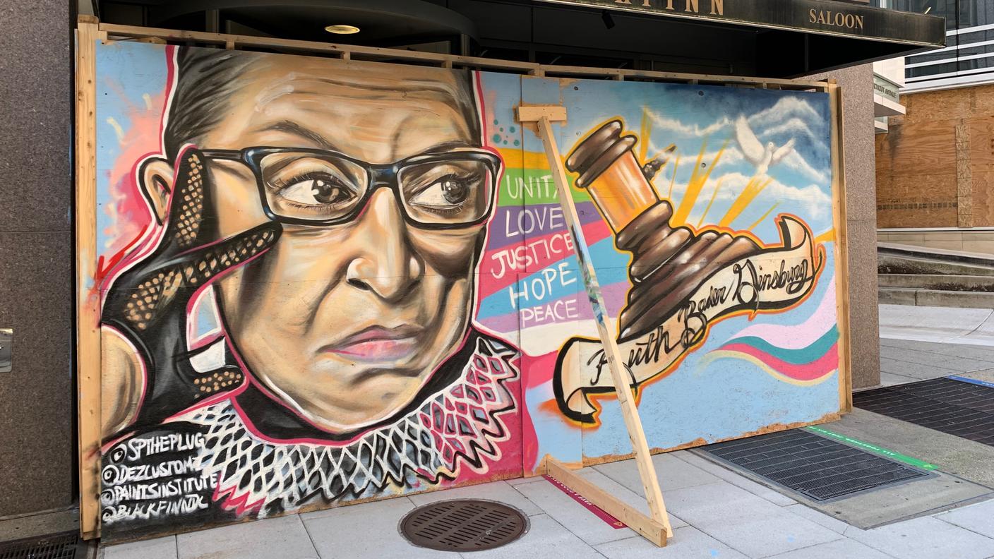 Un murales apparso questa notte a pochi passa dalla Casa Bianca