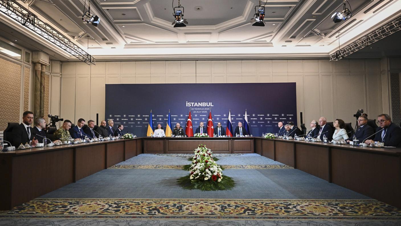 Il Ministro degli Esteri turco Hakan Fidan, al centro, presiede un incontro tra le delegazioni di Russia, a destra, e Ucraina, a sinistra. Istanbul, 23 luglio 2025