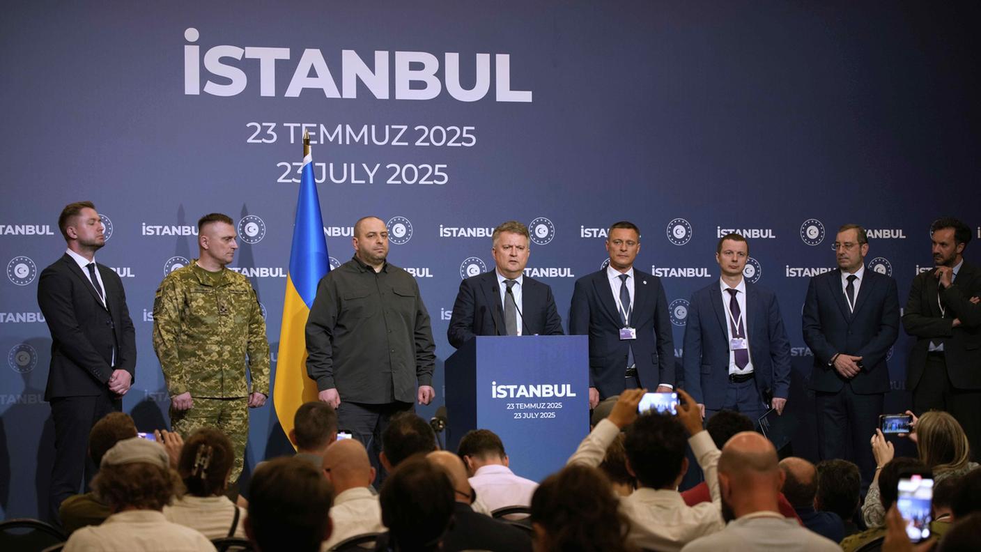 Il viceministro degli Esteri ucraino Serhii Kyslytsia, quarto da sinistra, parla con i giornalisti a Istanbul