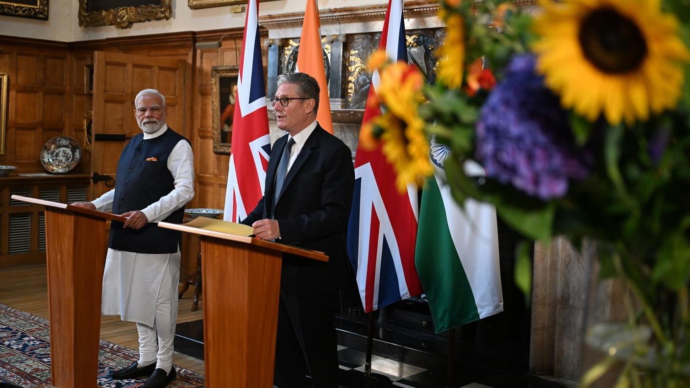 Il premier indiano Narendra Modi insieme all'omologo britannico Keir Starmer