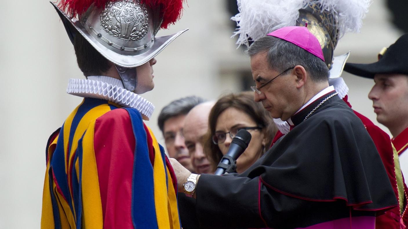 Il cardinale Becciu con una Guardia svizzera