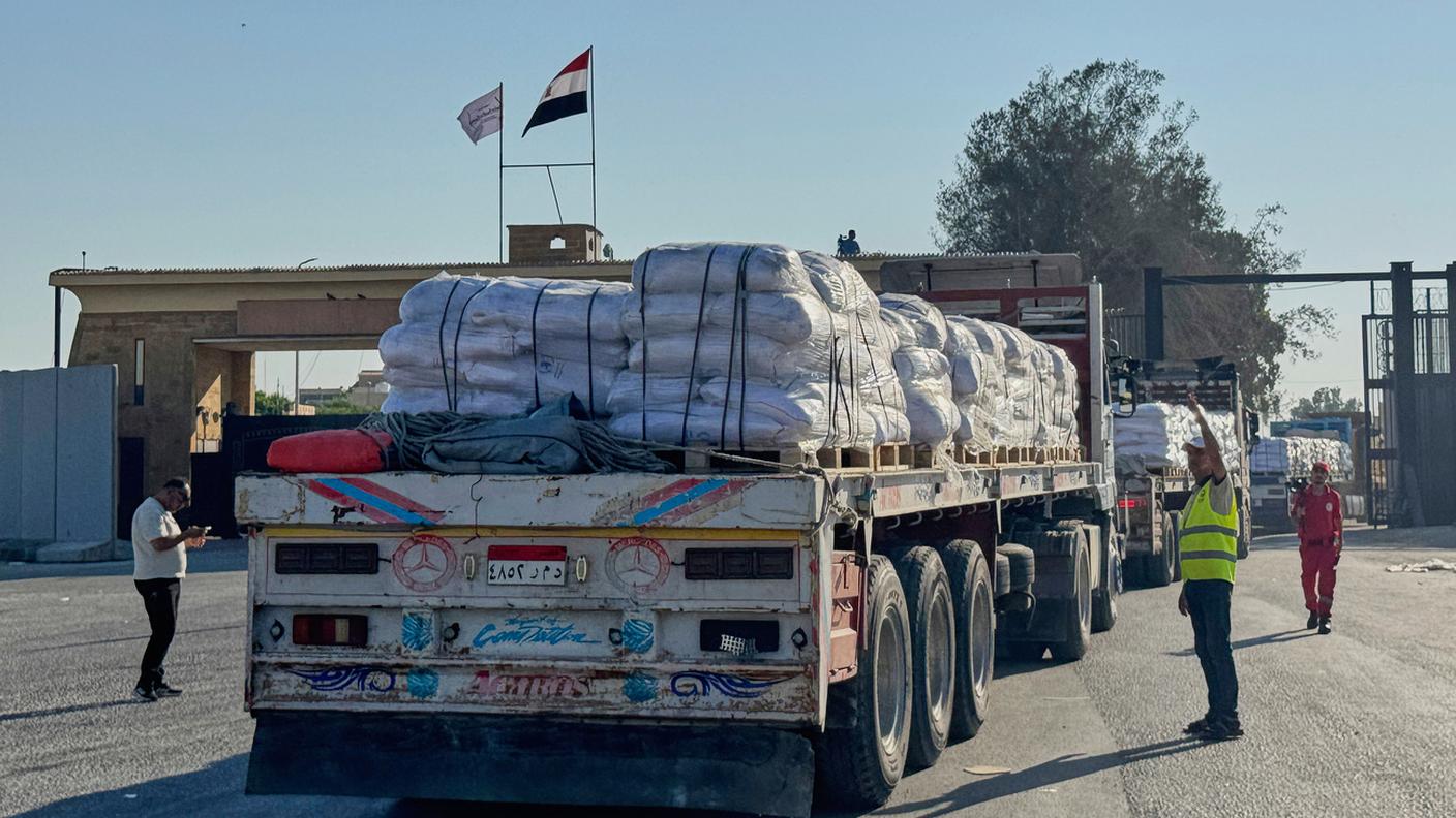 I primi camion con gli aiuti entrano dal valico di Rafah