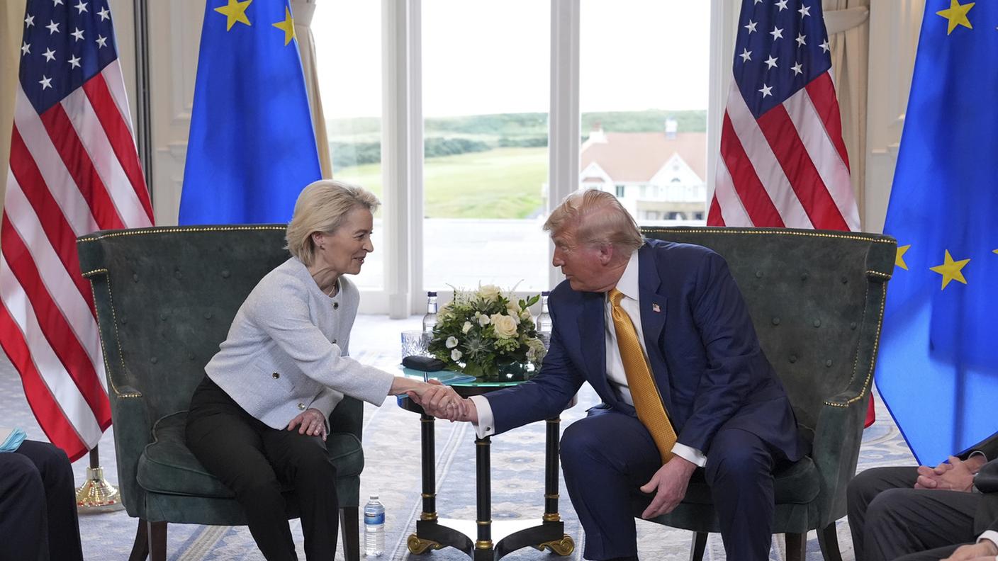 La presidente della Commissione europea Ursula von der Leyen stringe la mano al presidente USA Donald Trump durante l'incontro al campo da golf Trump Turnberry, Scozia, 27 luglio 2025