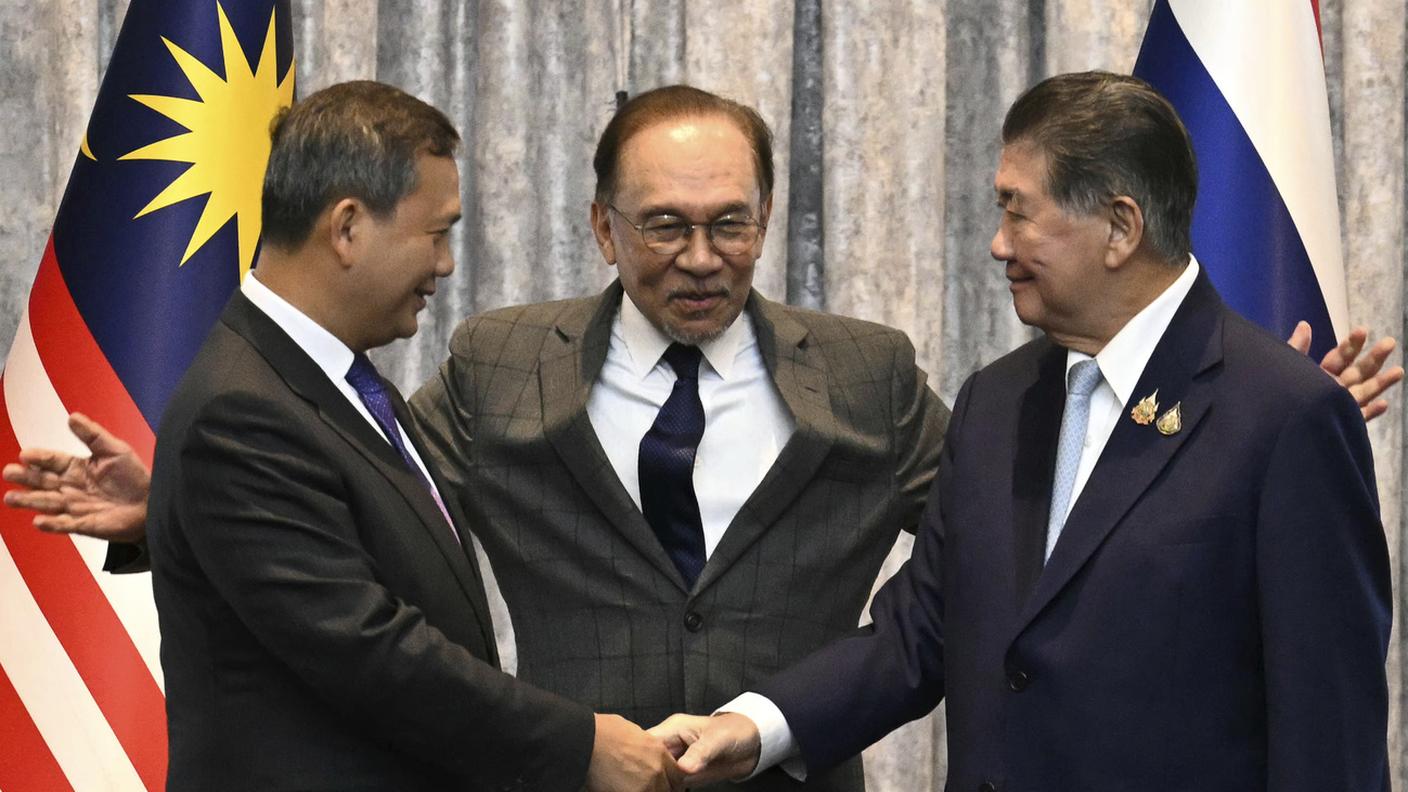 Il Primo Ministro della Cambogia Hun Manet, a sinistra, e il Primo Ministro ad interim della Thailandia Phumtham Wechayachai, a destra, si stringono la mano. Al centro, il Primo Ministro della Malaysia Anwar Ibrahim.