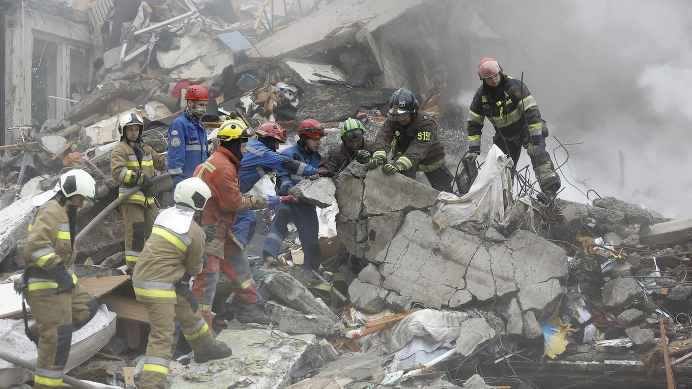 Soccorritori al lavoro a Kiev