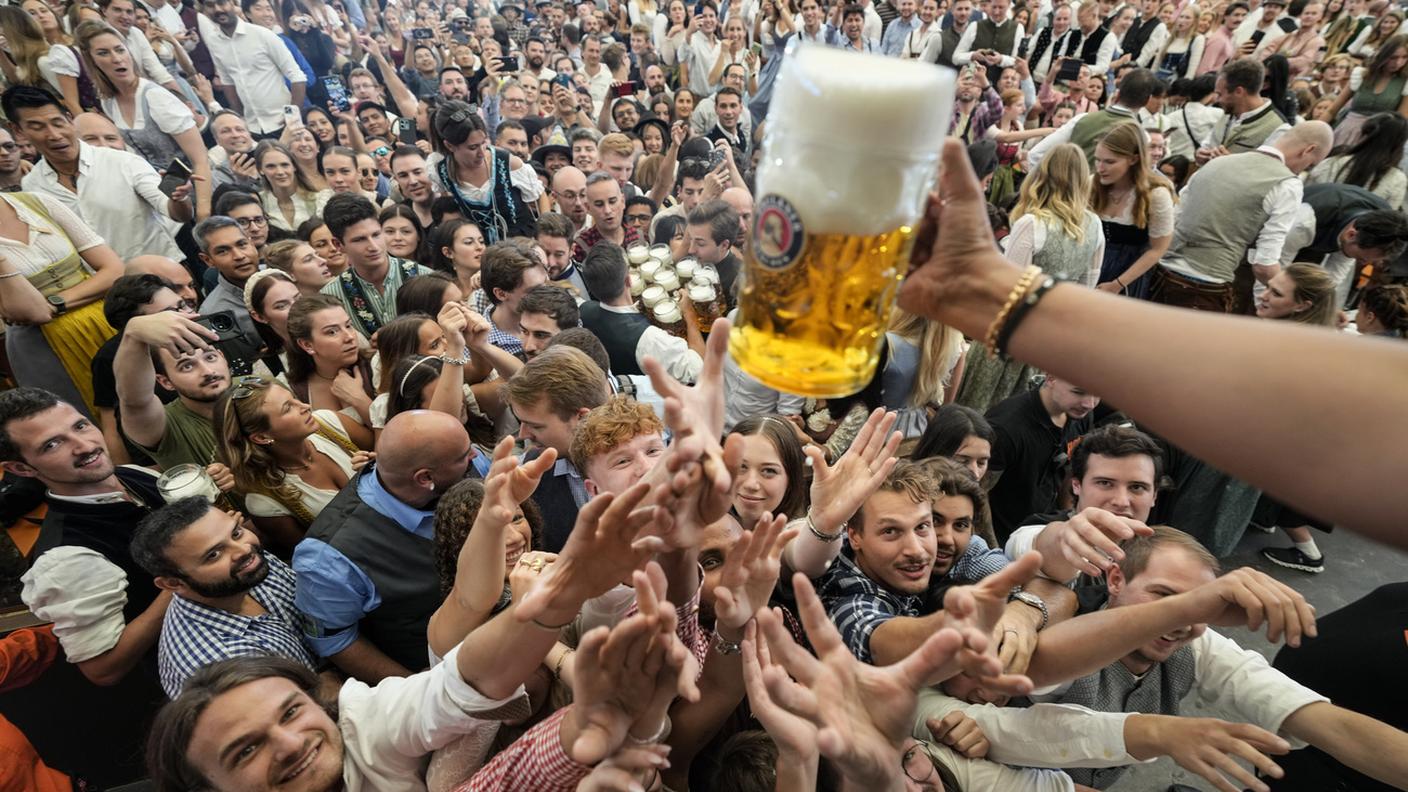 I primi bicchieri di birra nel primo giorno del 189° festival della birra "Oktoberfest", a Monaco di Baviera, nel settembre 2024