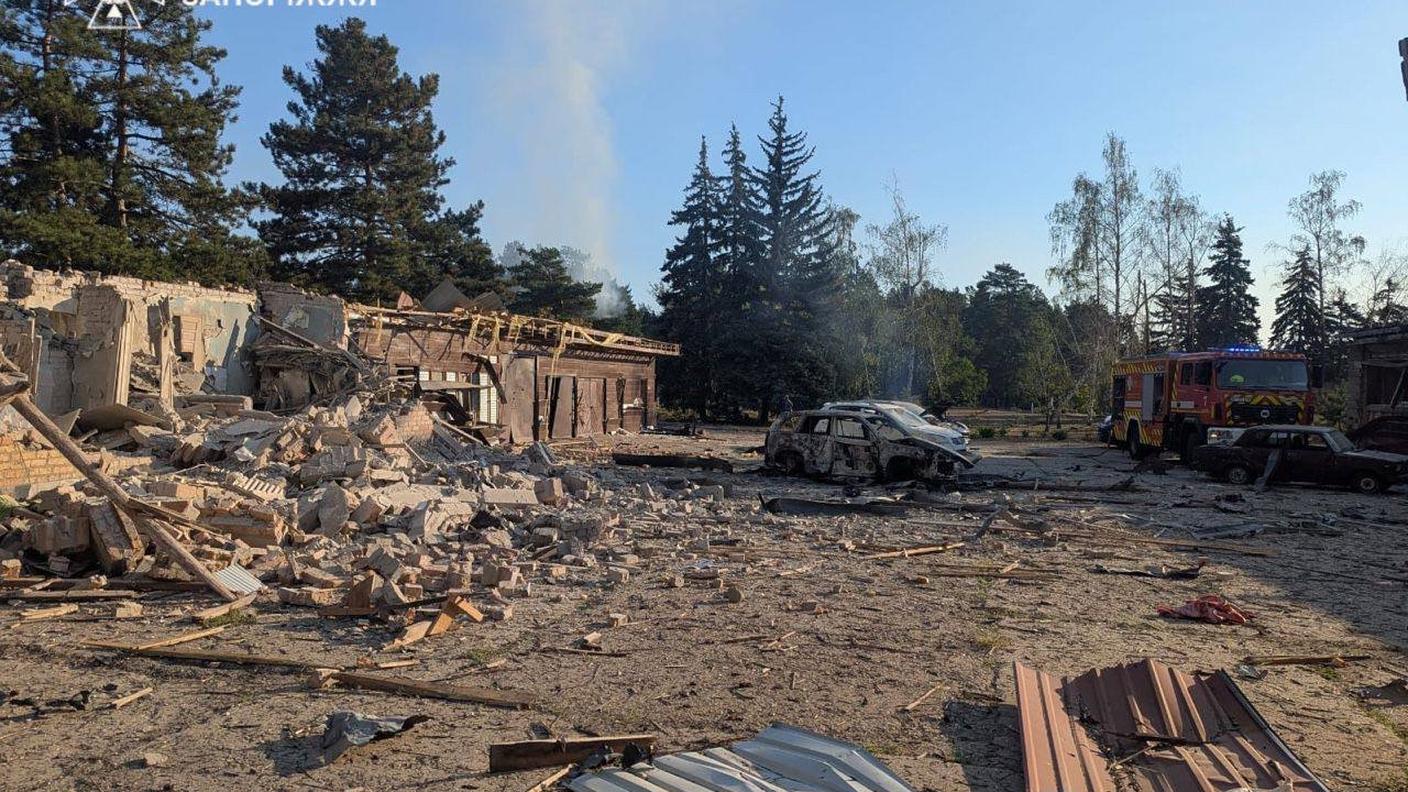 Due persone sono morte nel centro ricreativo dell'Oblast di Zaporizhia bombardato dai russi