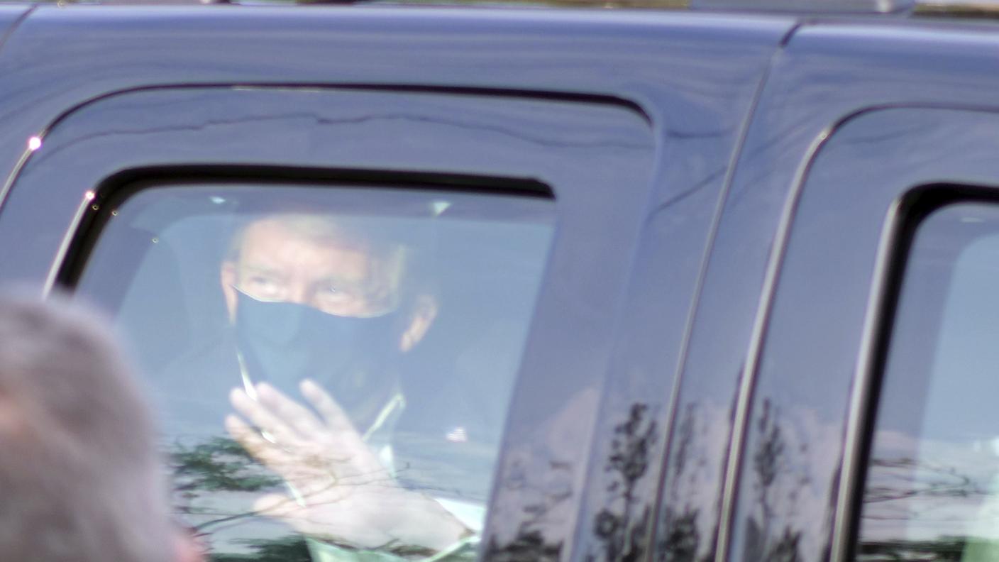 Ha salutato i fan da un SUV blindato