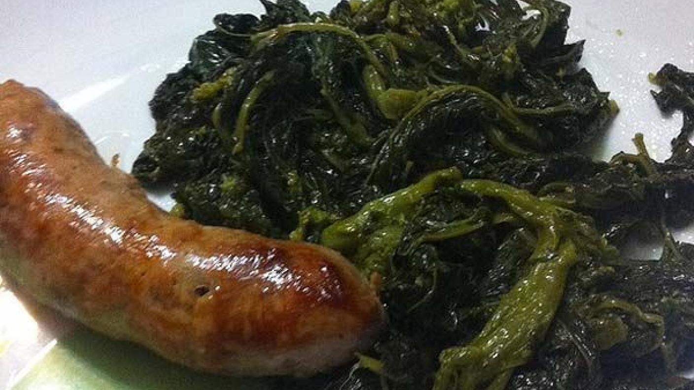 Un piatto di friarielli con salsicce