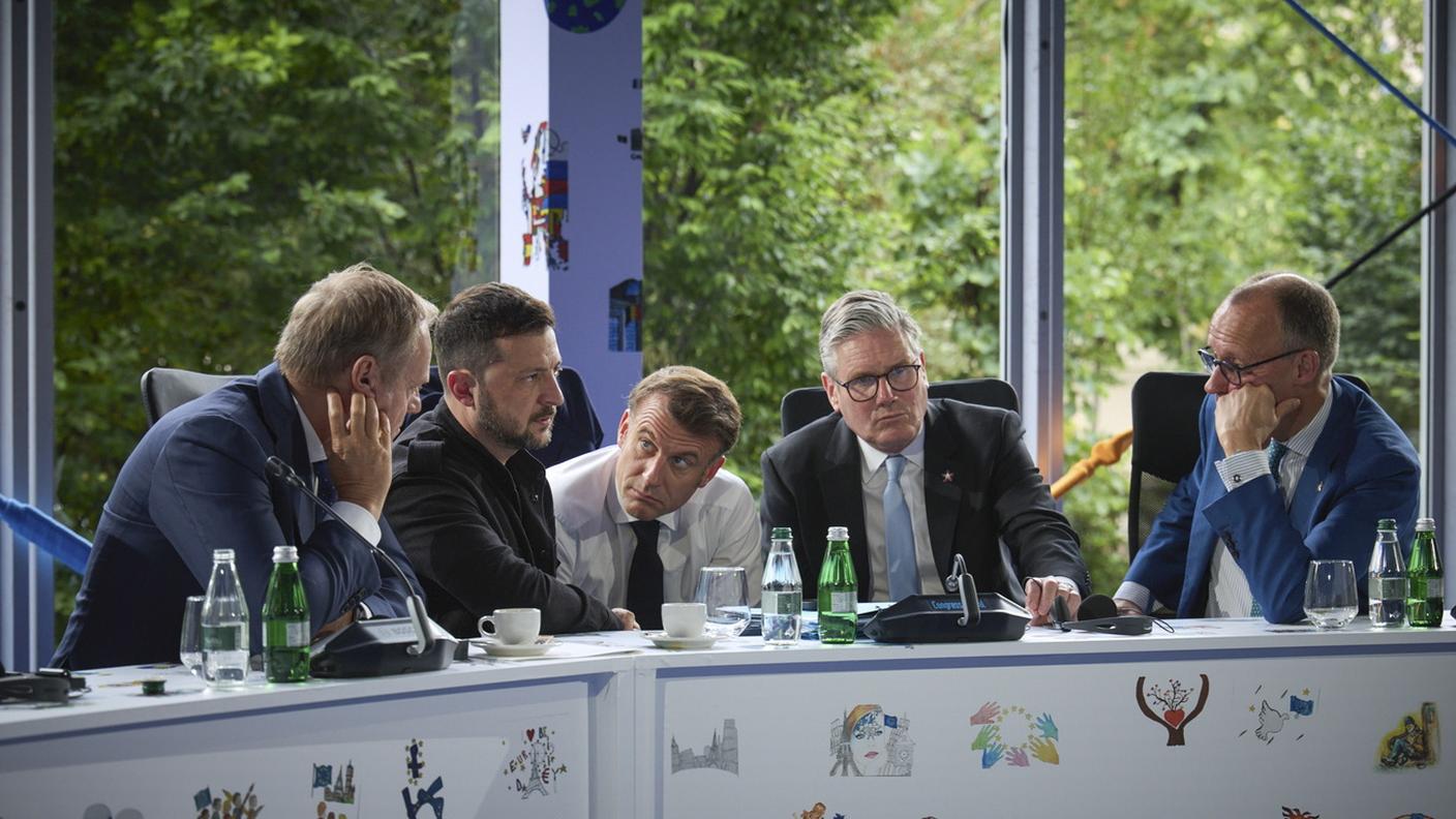 Da sinistra: Donald Tusk, Volodymyr Zelensky, Emmanuel Macron, Keir Starmer e Friedrich Merz