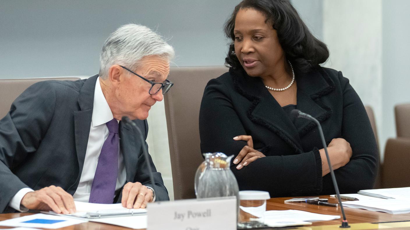 Lisa Cook, qui ripresa con il presidente della Fed Jerome Powell, durante una recente riunione a Washington
