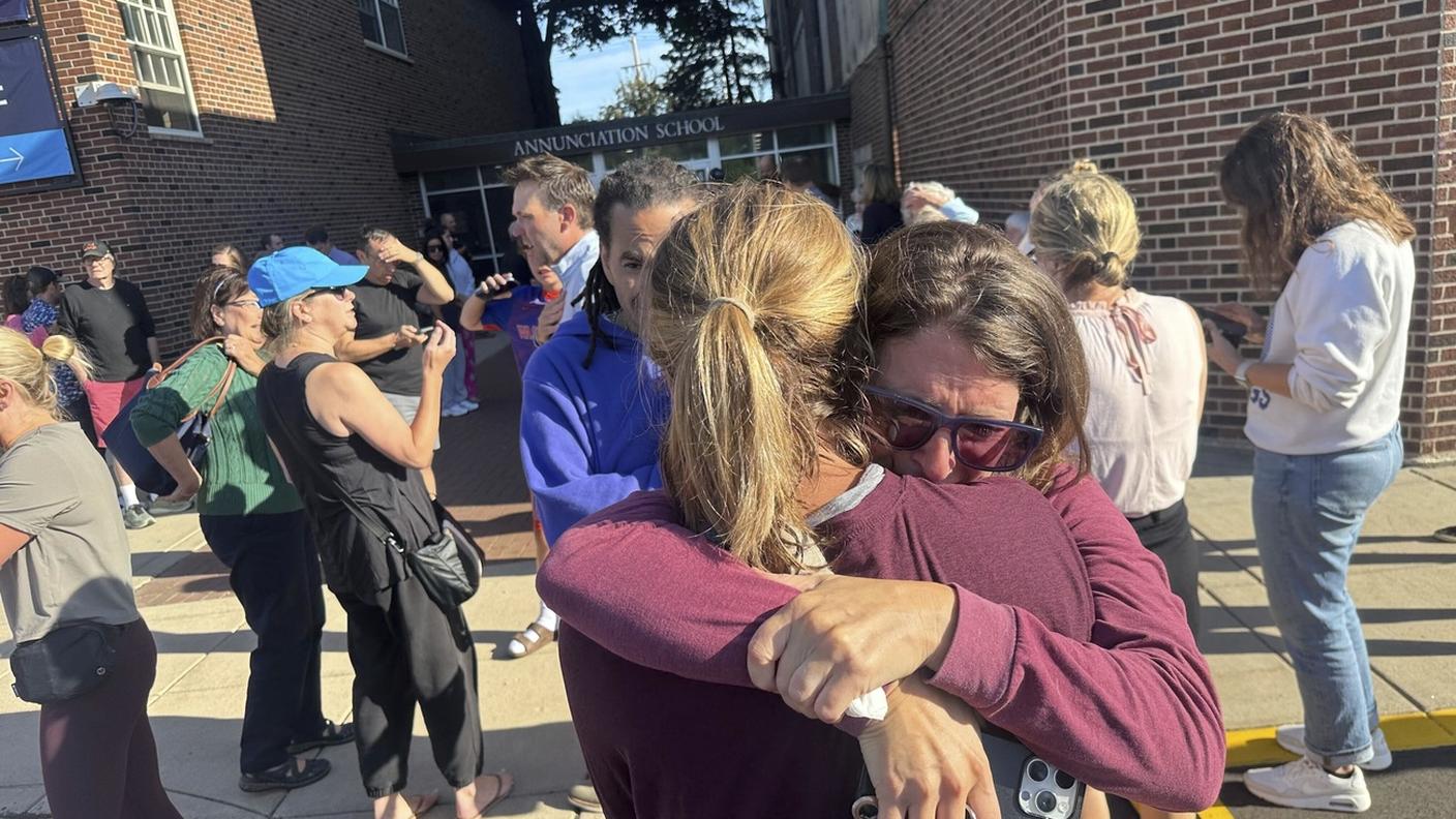 Minneapolis: genitori attendono notizie sui loro figli dopo la sparatoria nella scuola e si abbracciano