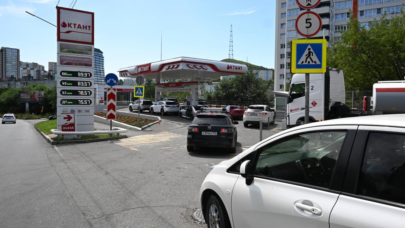 Vetture in coda per il pieno a Vladivostok, nell'Estremo Oriente russo