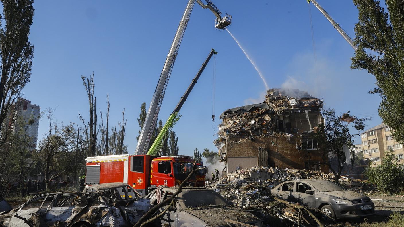 Edificio distrutto a Kiev in una foto scattata martedì