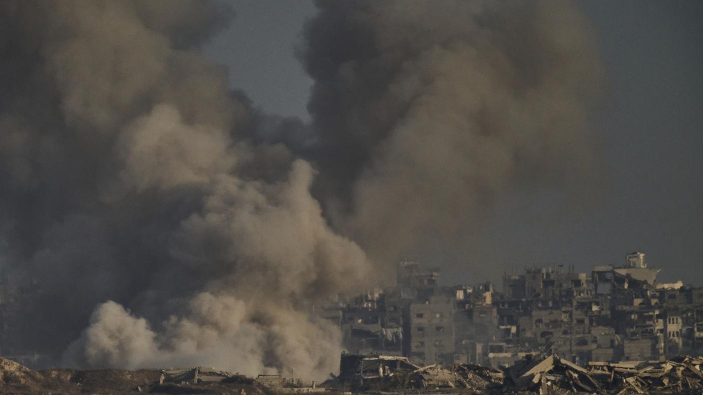 Il fumo sale verso il cielo dopo un attacco militare israeliano nella parte settentrionale della Striscia di Gaza
