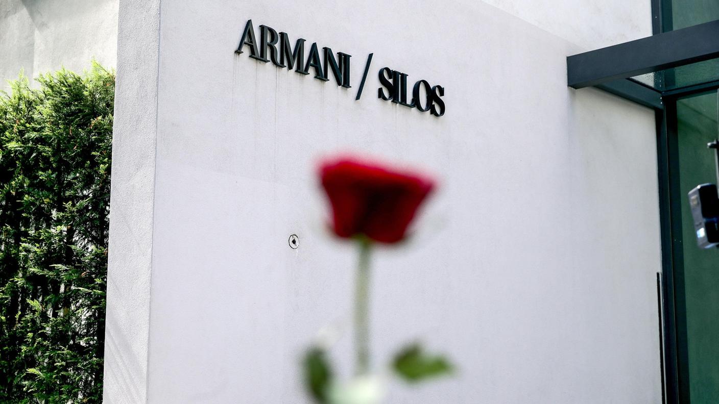 Una rosa rossa ai Silos Armani, lo spazio espositivo creato a Milano