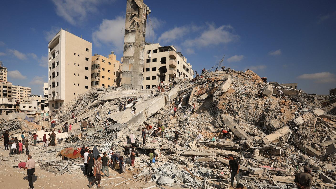 Le macerie della torre distrutta sabato a Gaza City