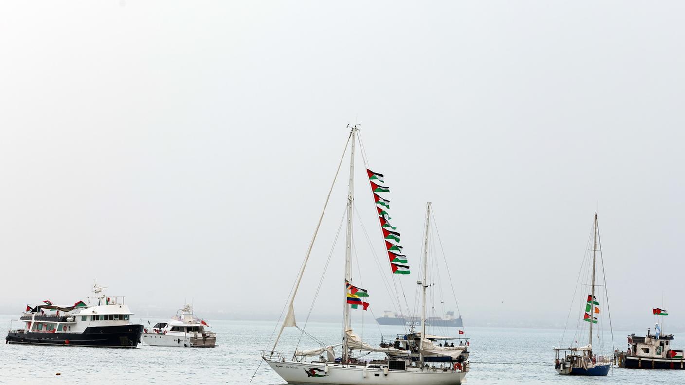 Imbarcazioni della flottiglia globale Sumud al largo della costa di Sidi Bou Said lunedì