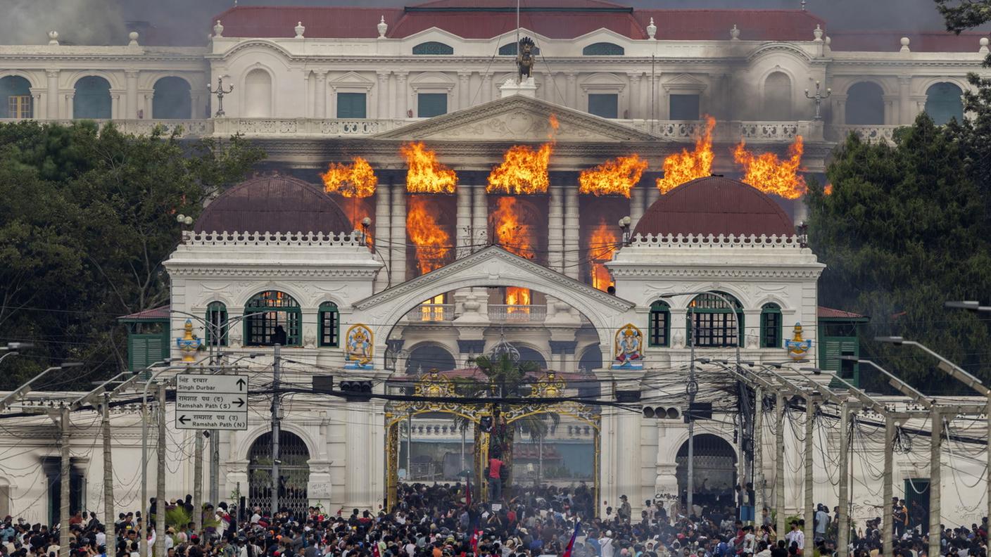 Le fiamme si alzano dal palazzo Singha Durbar, che ospita edifici governativi e parlamentari a Kathmandu
