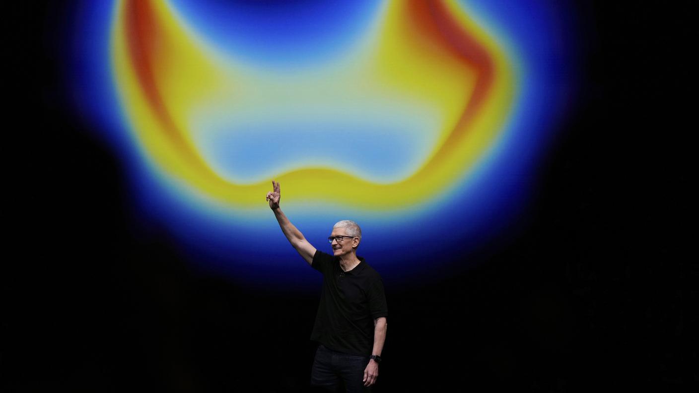 Il CEO di Apple Tim Cook alla presentazione dei nuovi prodotti, tra cui gli Airpods che traducono le conversazioni