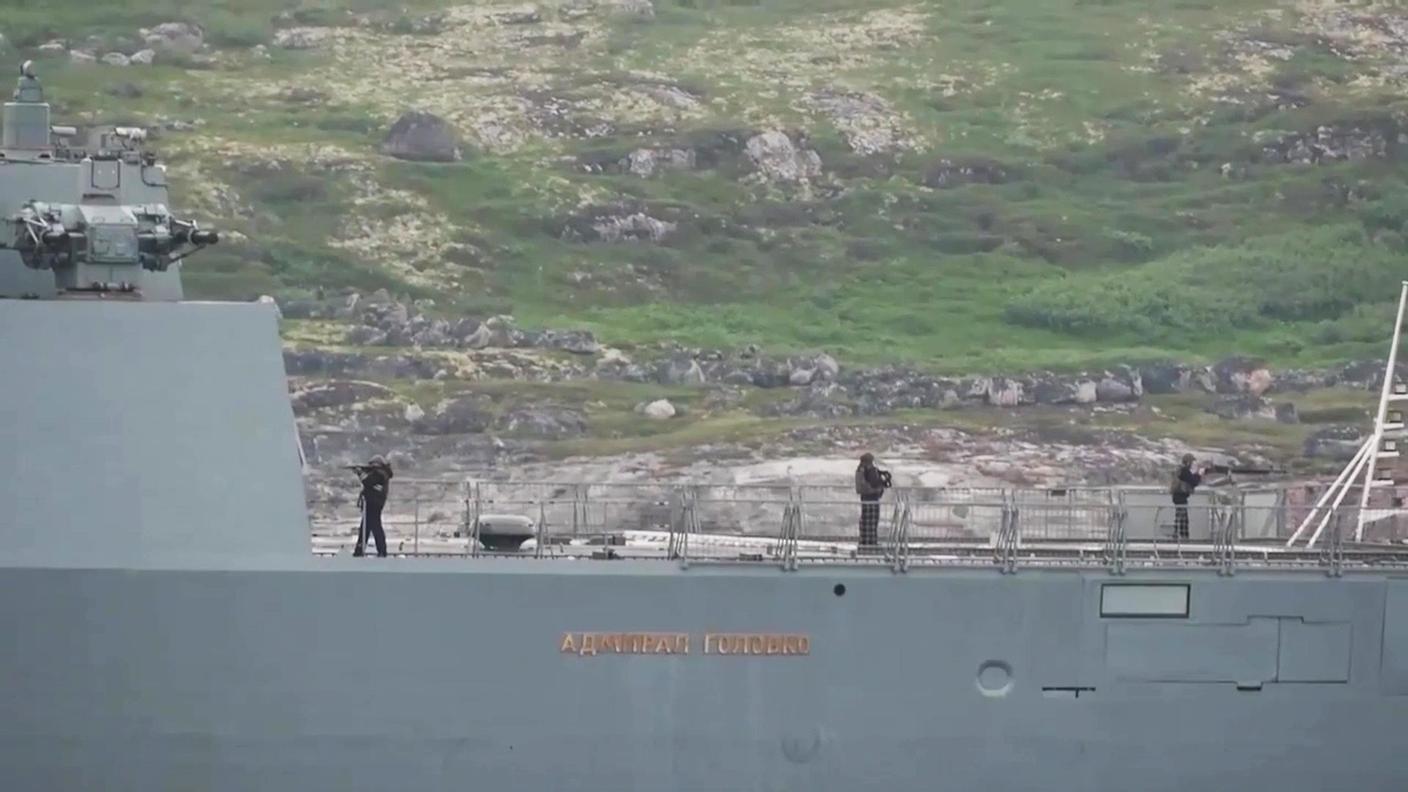 In questa foto del ministero della Difesa di Mosca si vedono membri dell'equipaggio di una nave russa durante le esercitazioni militari Zapad 2025