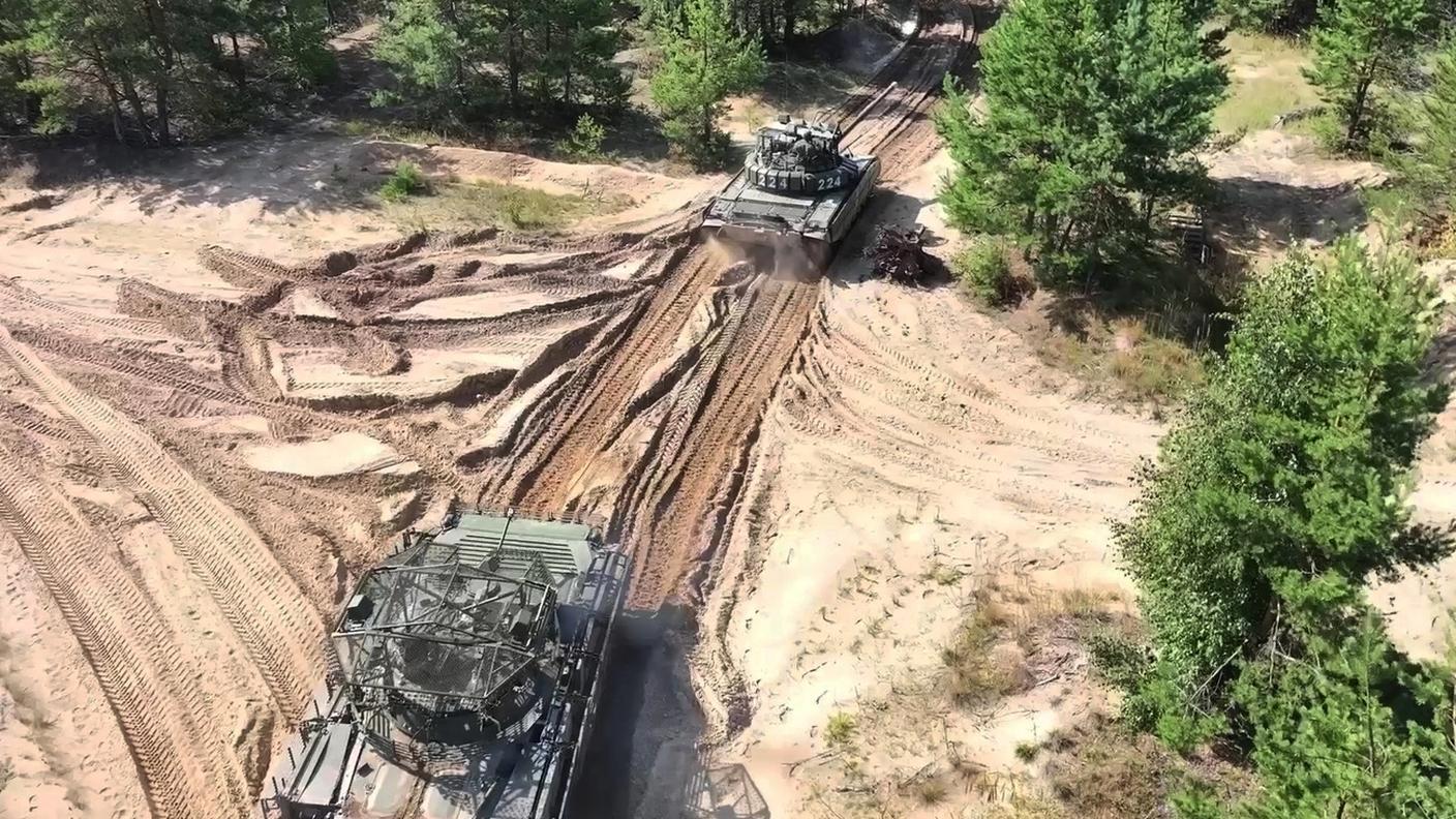 Due carri armati partecipano alle manovre militari Zapad 2025 in una foto del ministero della Difesa russo
