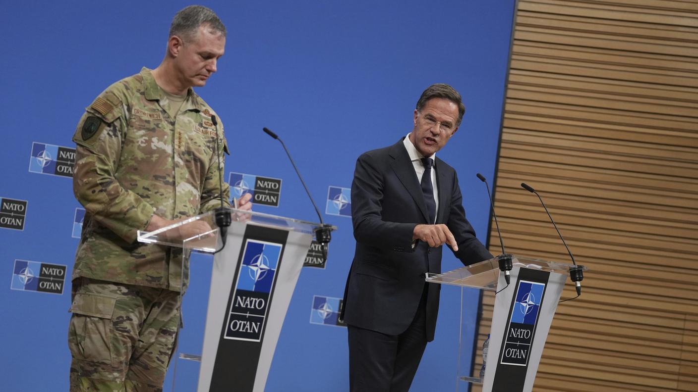Il segretario generale dell’Alleanza atlantica Mark Rutte in conferenza stampa con il comandante supremo delle forze alleate in Europa, Alexus Grynkewich