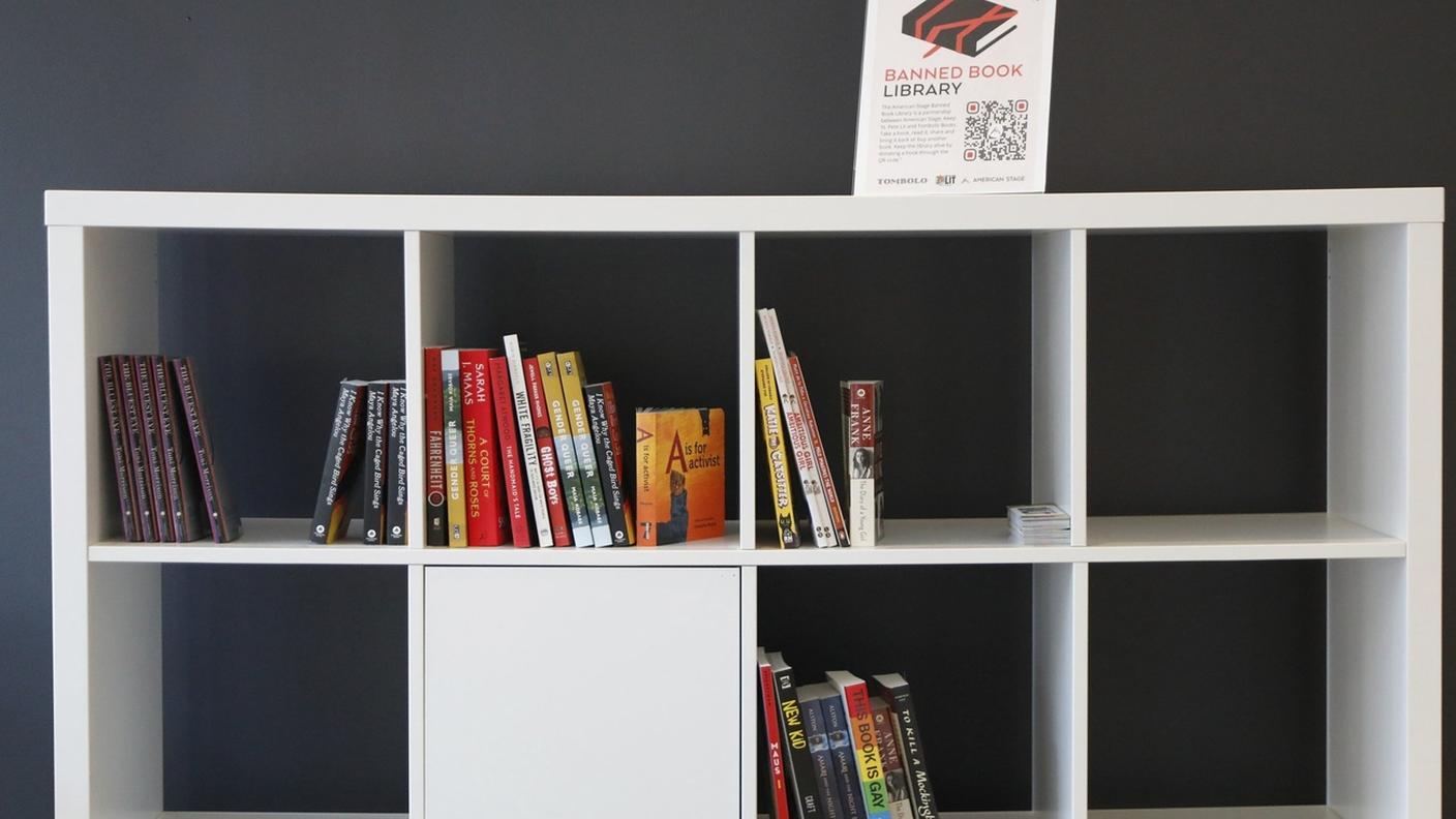 Libri al bando nelle scuole, esposti in una libreria in Florida, lo Stato iniziatore di questa tendenza