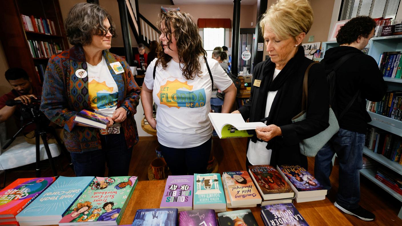 "Lasciate leggere la Florida", si legge sulla maglietta di questa partecipante a un evento a Tallahassee nel 2023