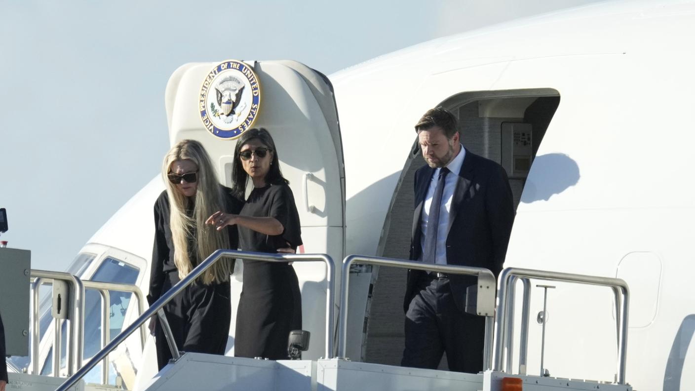 JD Vance, la second lady Usha Vance ed Erika Kirk sull'Air Force Two, che trasporta il corpo di Charlie Kirk