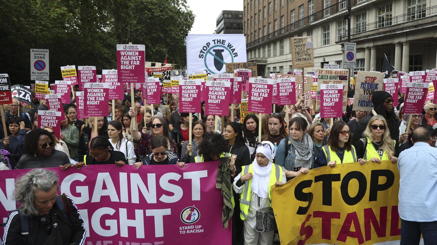 La contro-manifestazione di Stand Up to Racism UL