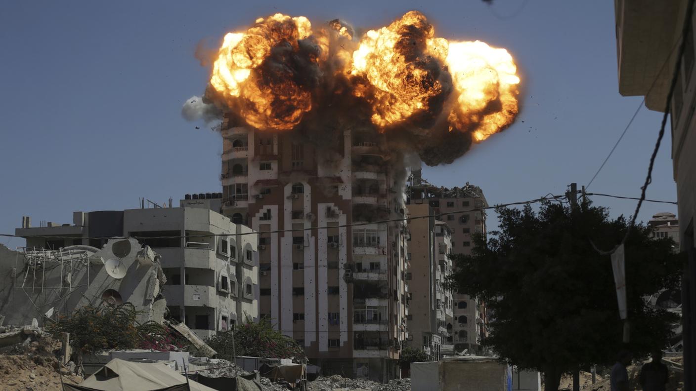 Il ministro della Difesa Israel Katz ha commentato su X: "La torre di carta. Lo skyline di Gaza sta cambiando"